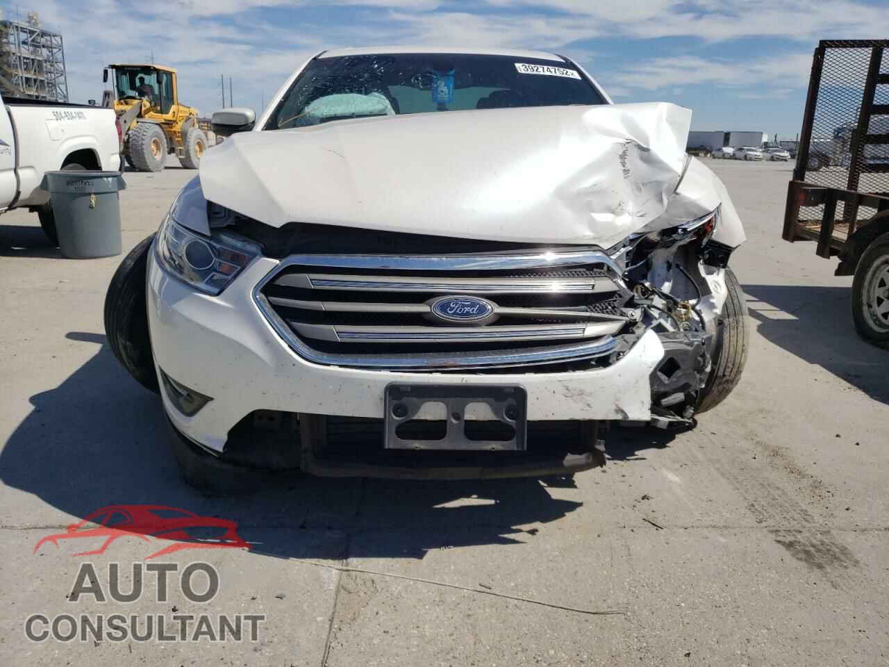 FORD TAURUS 2018 - 1FAHP2E88JG107191