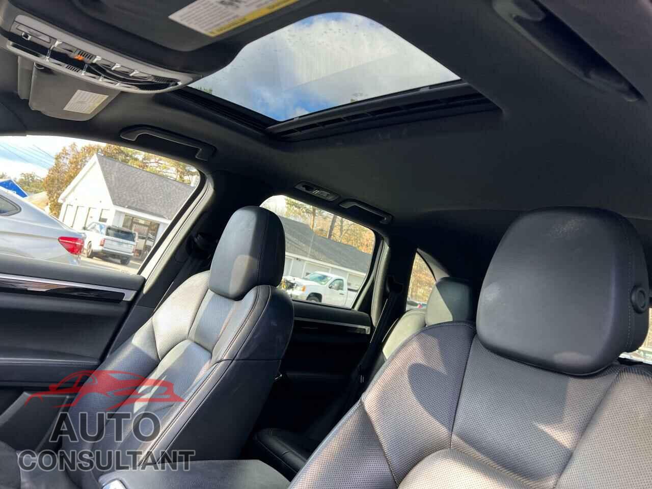 PORSCHE CAYENNE 2016 - WP1AA2A24GKA37143