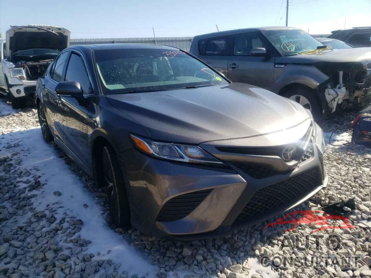 TOYOTA CAMRY 2018 - 4T1B11HK1JU072736