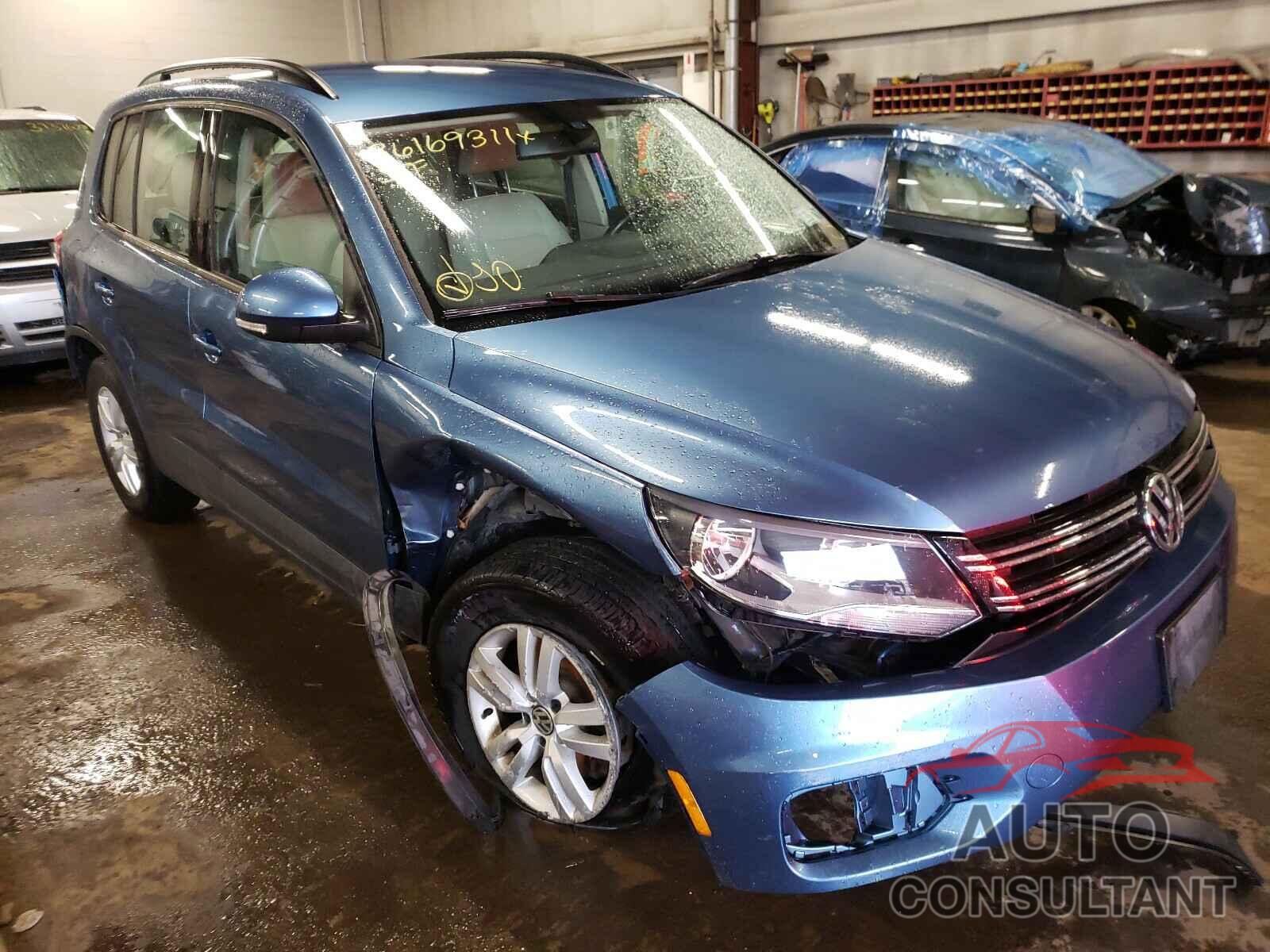 VOLKSWAGEN TIGUAN 2017 - WVGBV7AX7HK037329