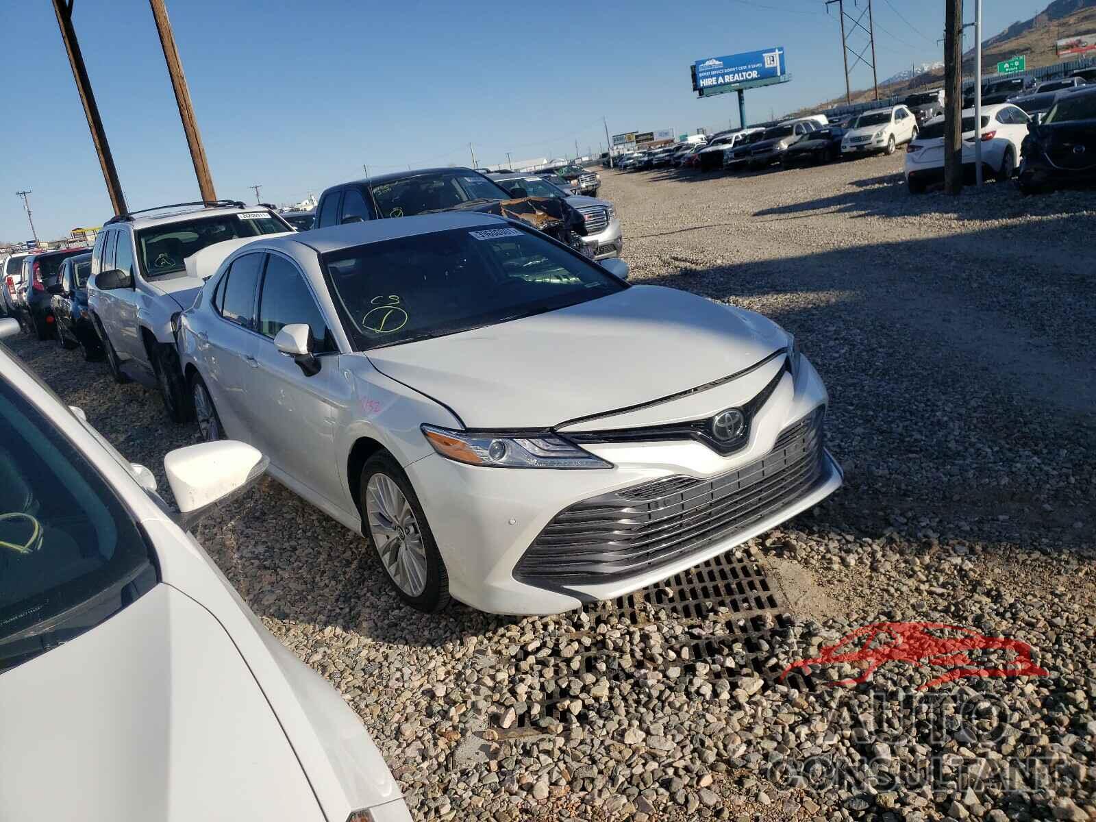 TOYOTA CAMRY 2018 - 4T1B11HK5JU085845