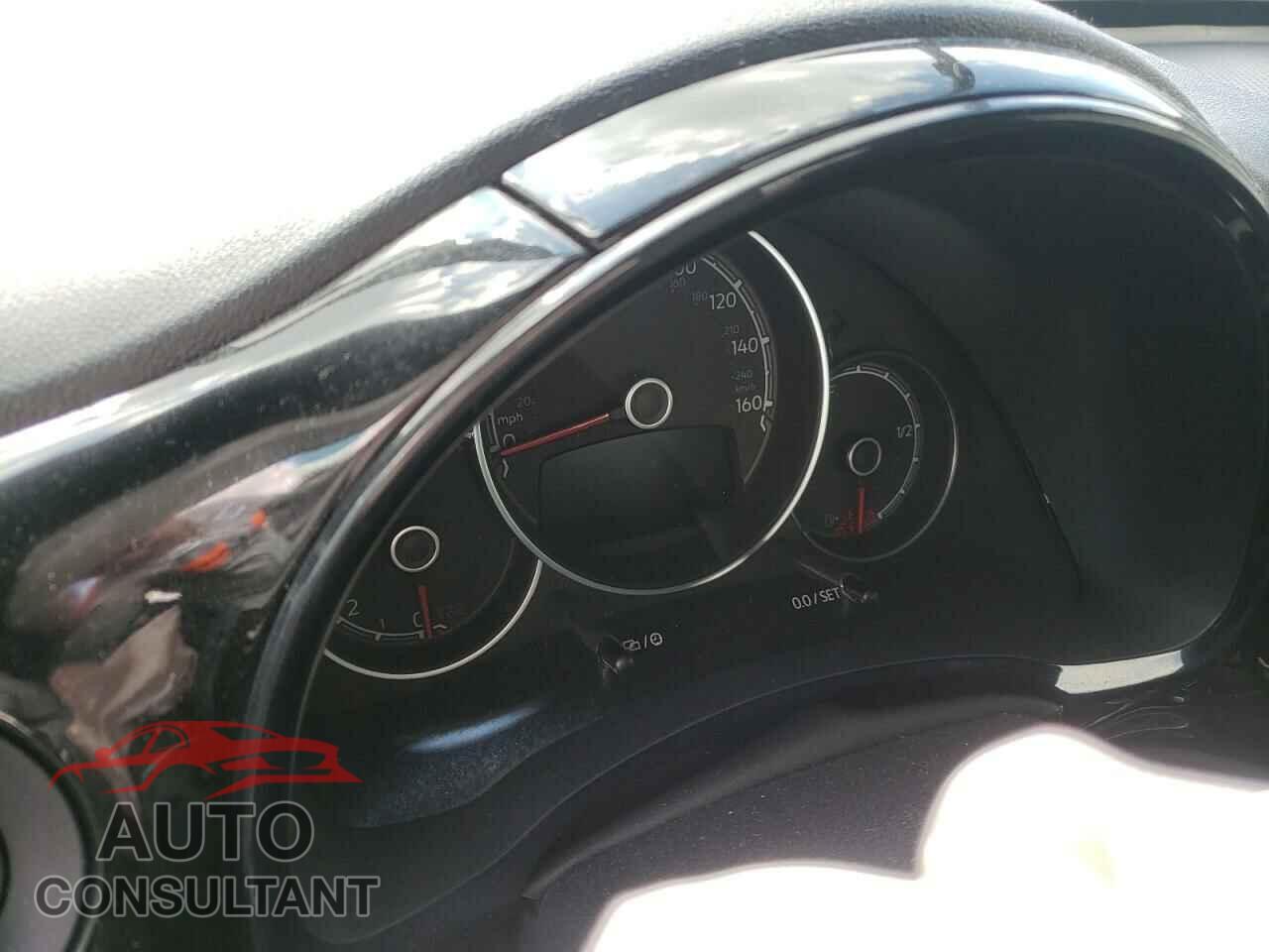 VOLKSWAGEN BEETLE 2018 - 3VWFD7AT4JM702575