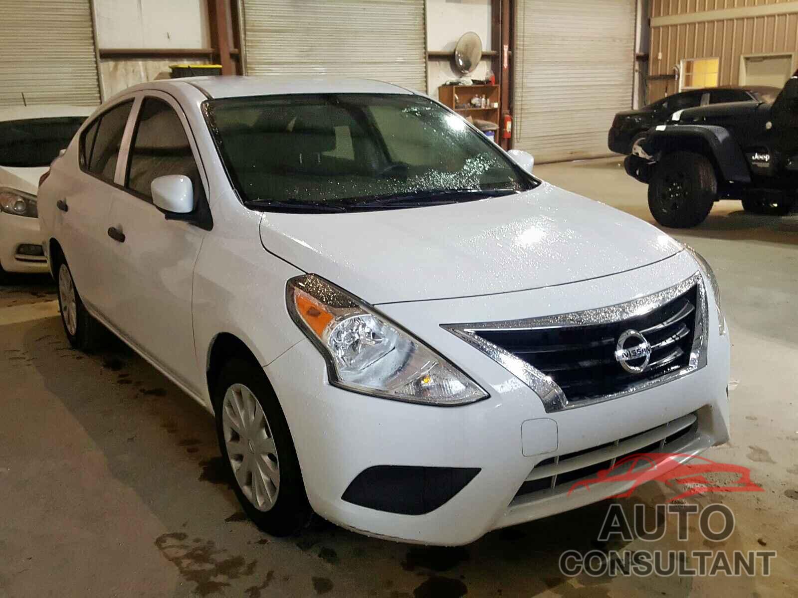 NISSAN VERSA 2018 - 5YJSA1E18HF215281