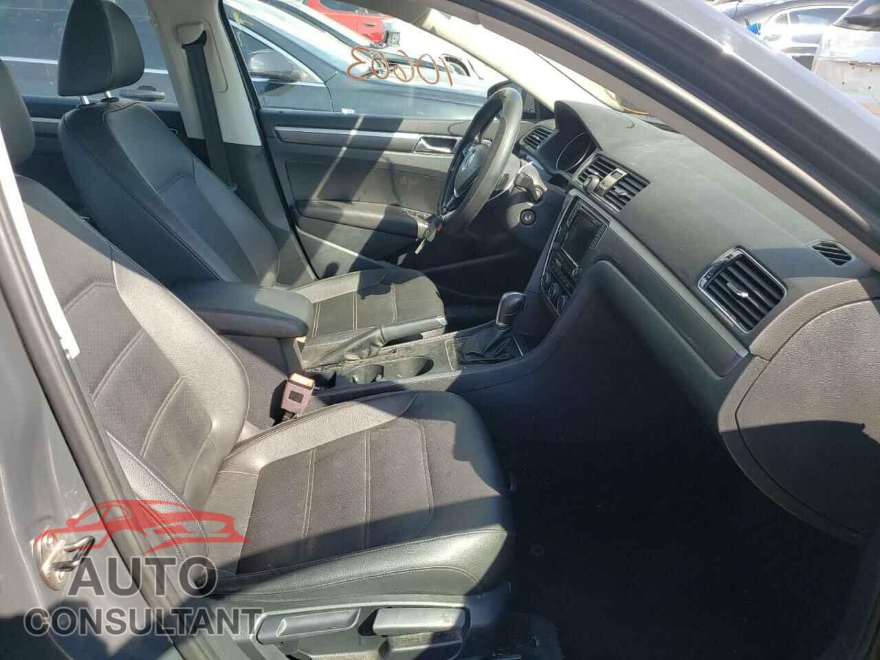 VOLKSWAGEN PASSAT 2018 - 1VWAA7A35JC002097