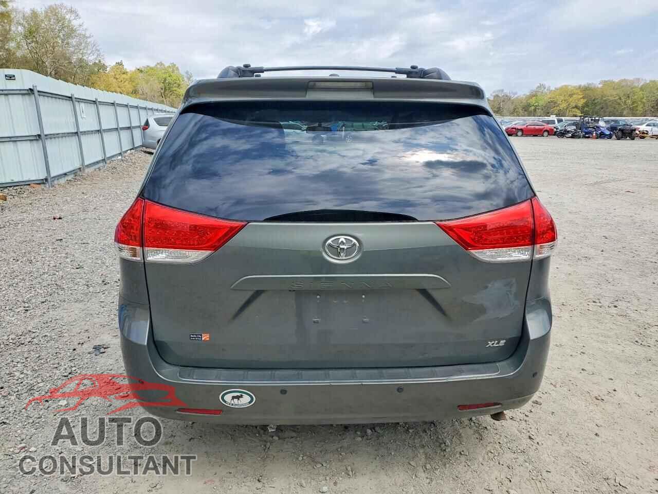 TOYOTA SIENNA 2013 - 5TDYK3DC8DS380632