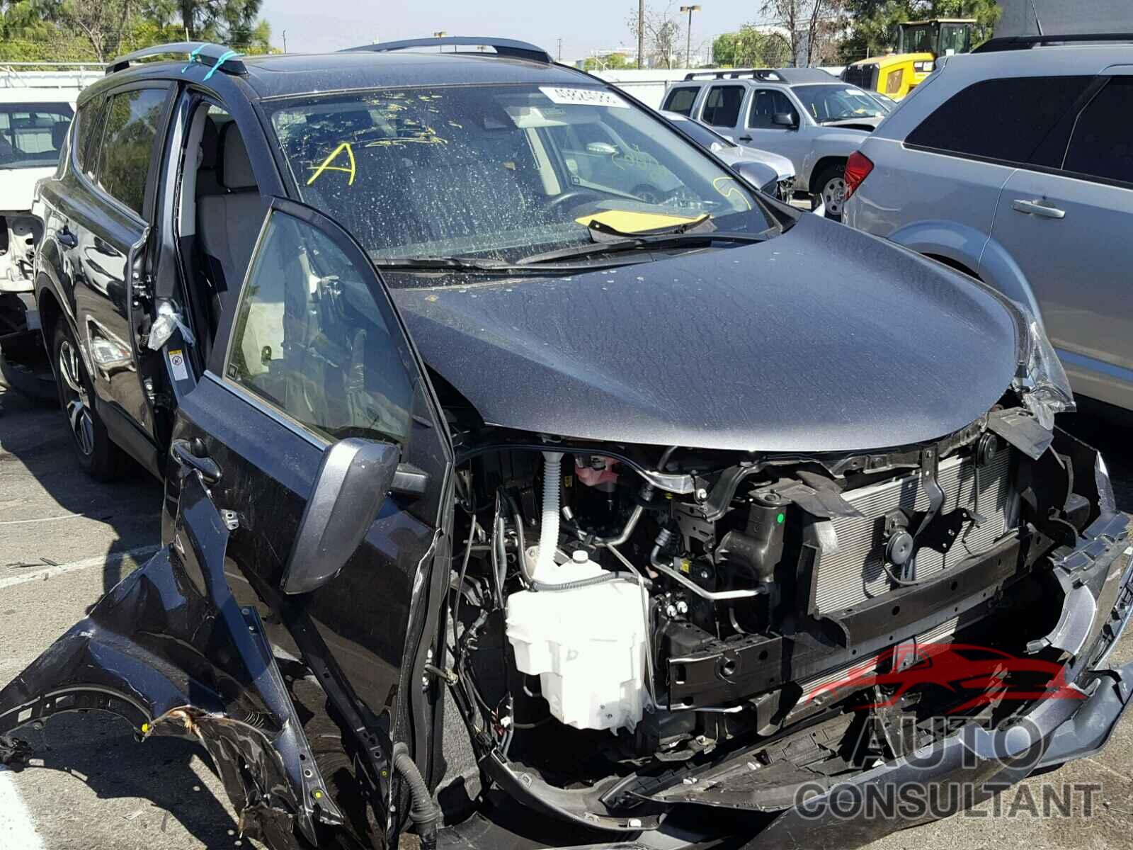TOYOTA RAV4 XLE 2017 - JTMWFREV6HD098165