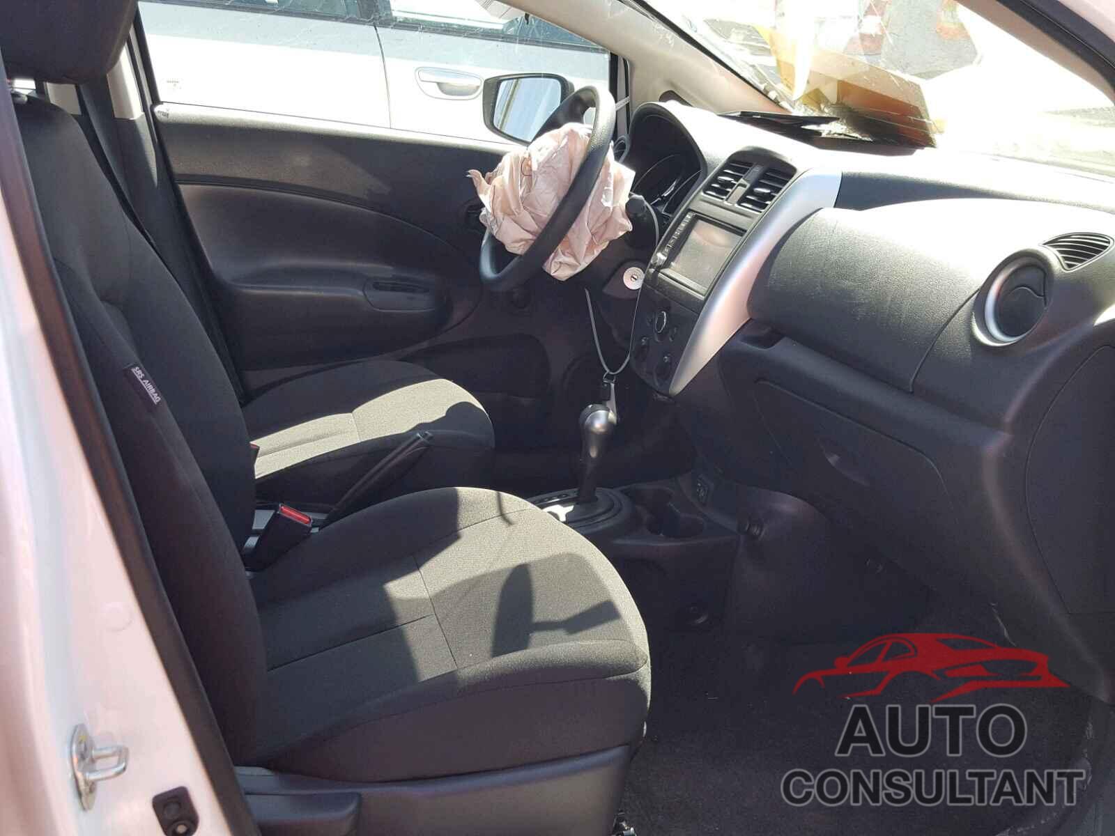 NISSAN VERSA 2018 - 3N1CE2CP3JL369526