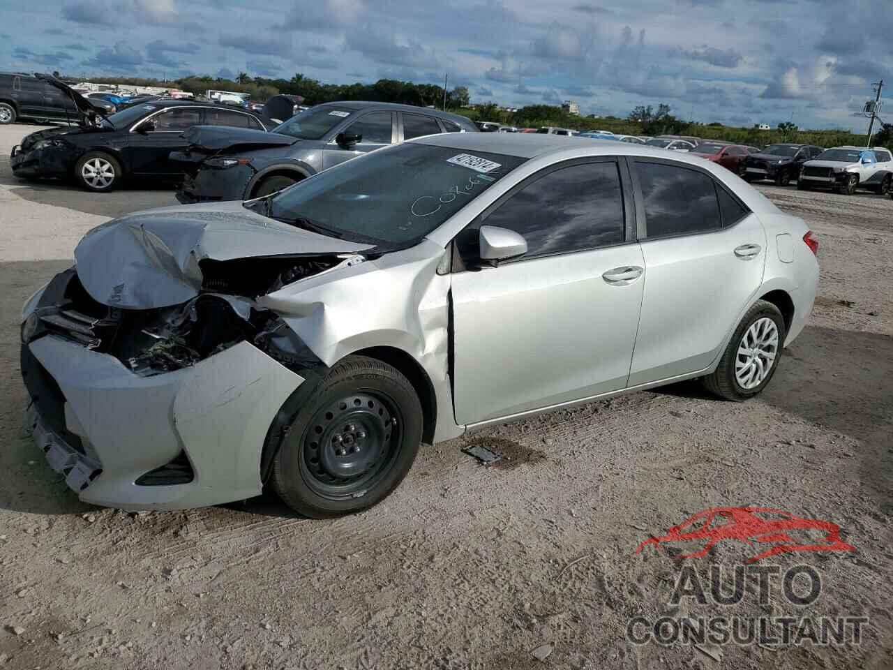 TOYOTA COROLLA 2018 - 5YFBURHE2JP811873