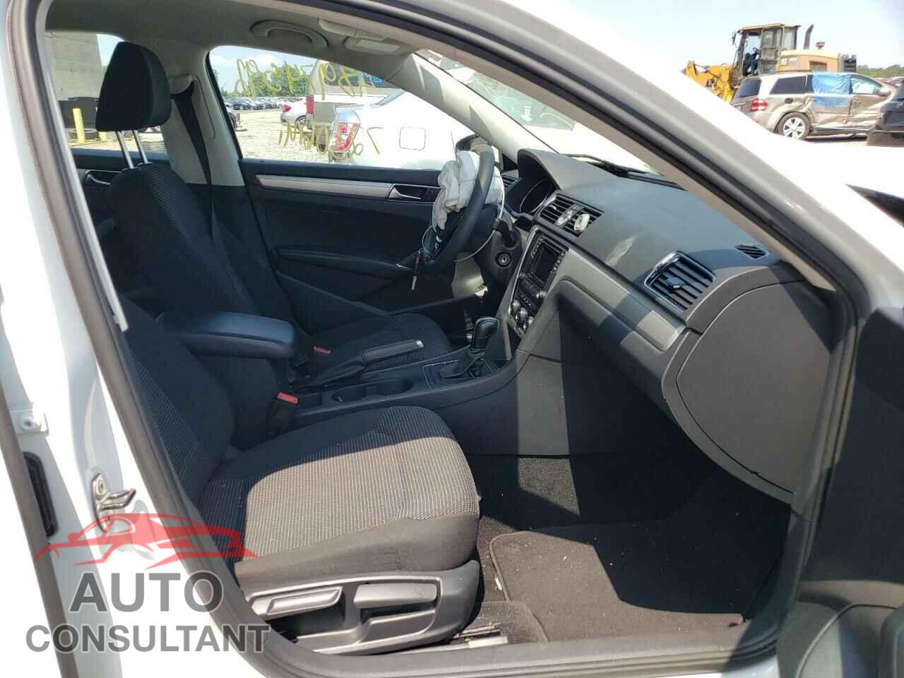 VOLKSWAGEN PASSAT 2017 - 1VWAT7A34HC006064