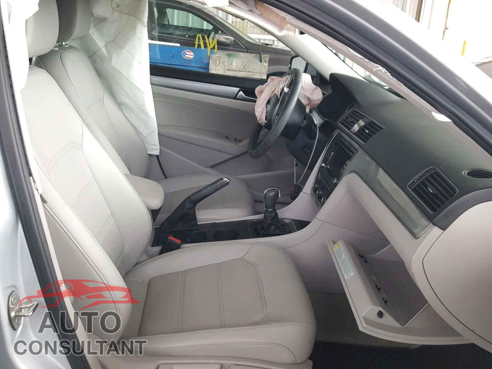 VOLKSWAGEN PASSAT 2015 - 1VWAT7A37FC096484