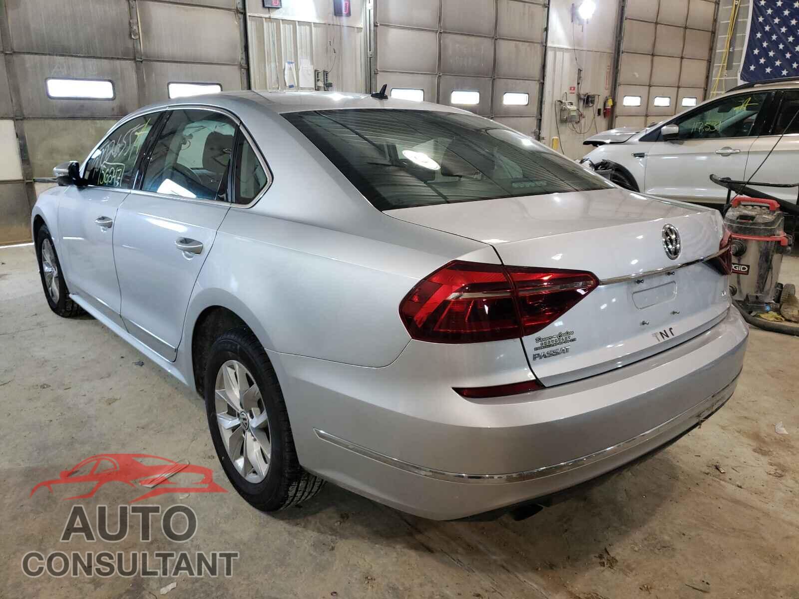 VOLKSWAGEN PASSAT 2017 - 1VWAT7A32HC058115