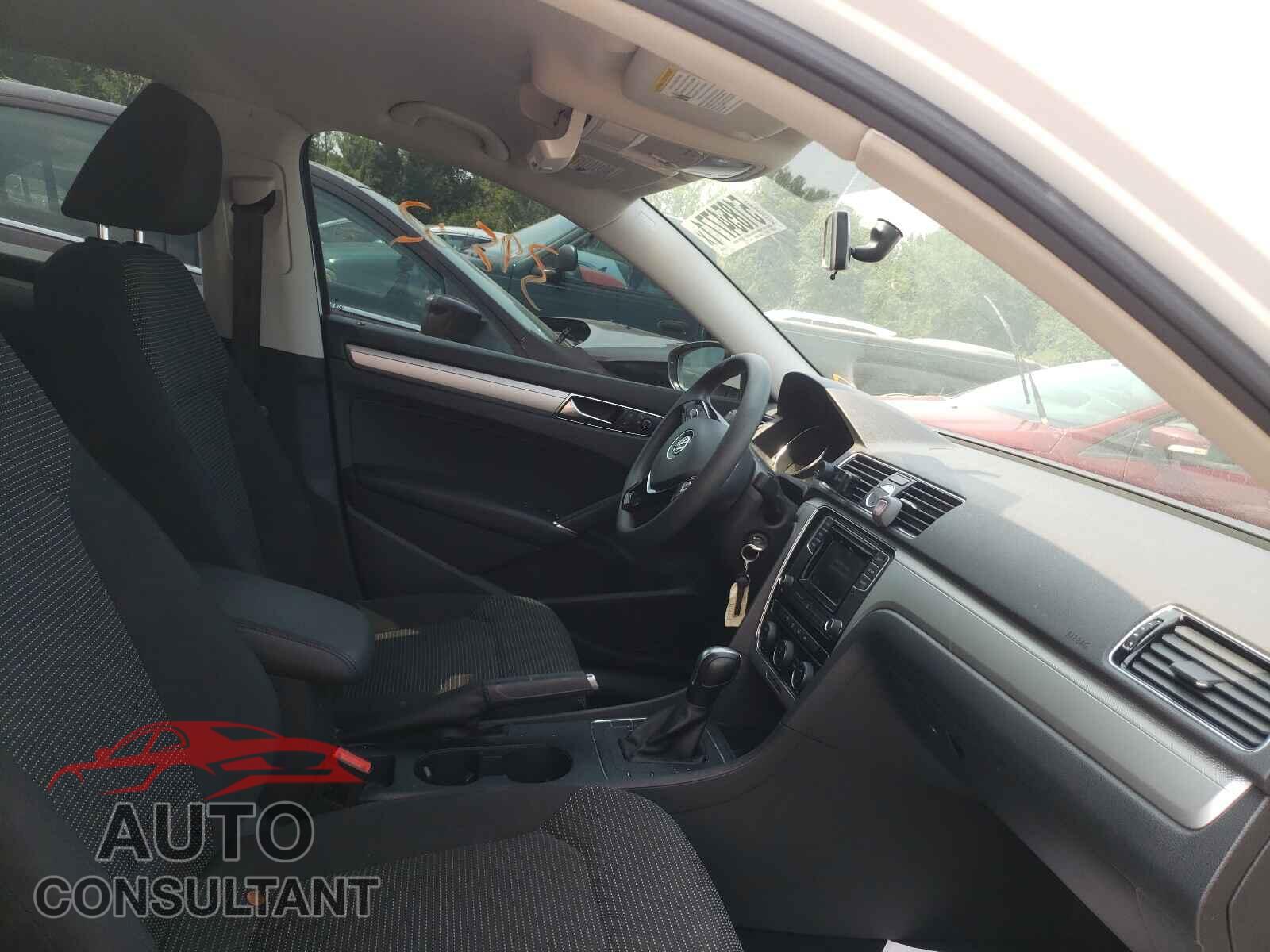 VOLKSWAGEN PASSAT 2017 - 1VWAT7A36HC033086