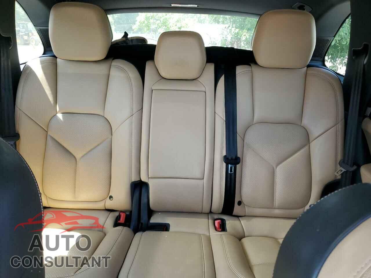 PORSCHE CAYENNE 2018 - WP1AA2A28JKA05433