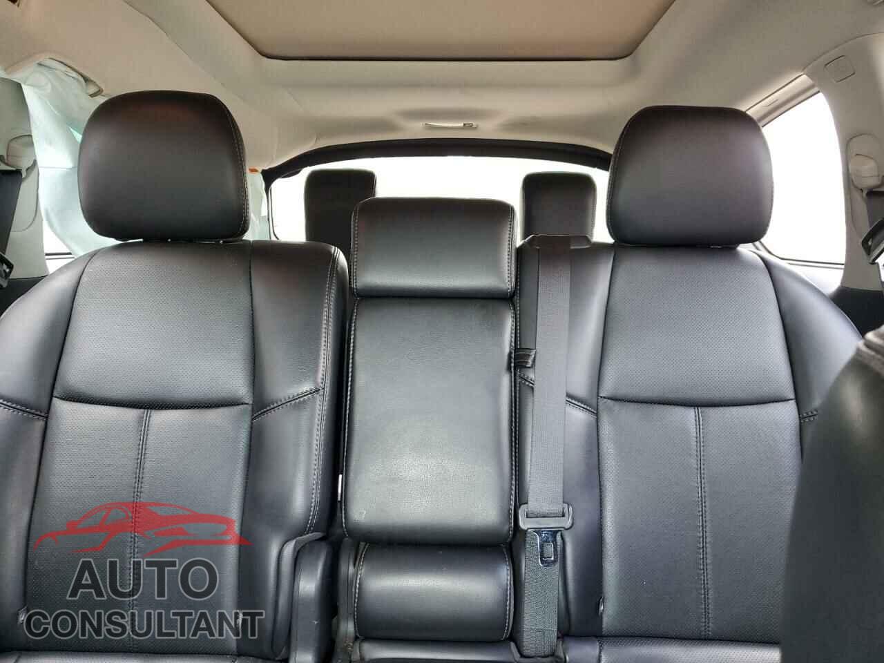 NISSAN PATHFINDER 2017 - 5N1DR2MN3HC659057