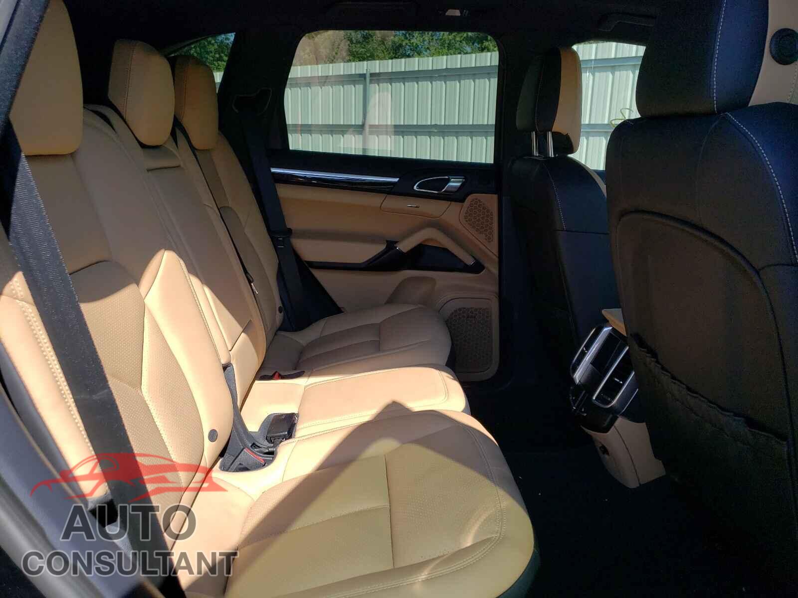 PORSCHE CAYENNE 2016 - WP1AA2A29GKA14117