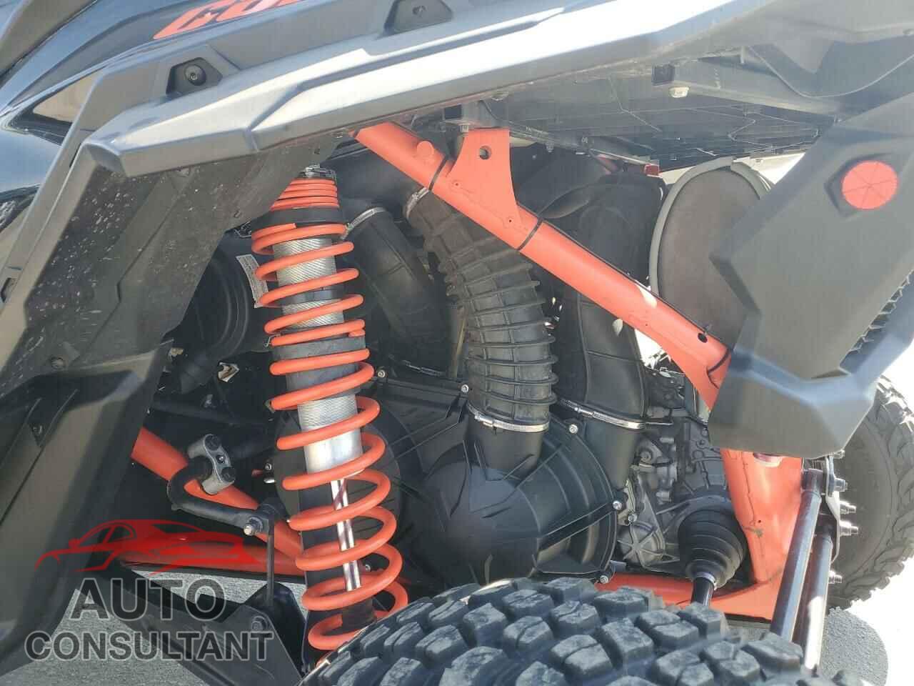 CAN-AM SIDEBYSIDE 2018 - 3JBVXAW23JK001253