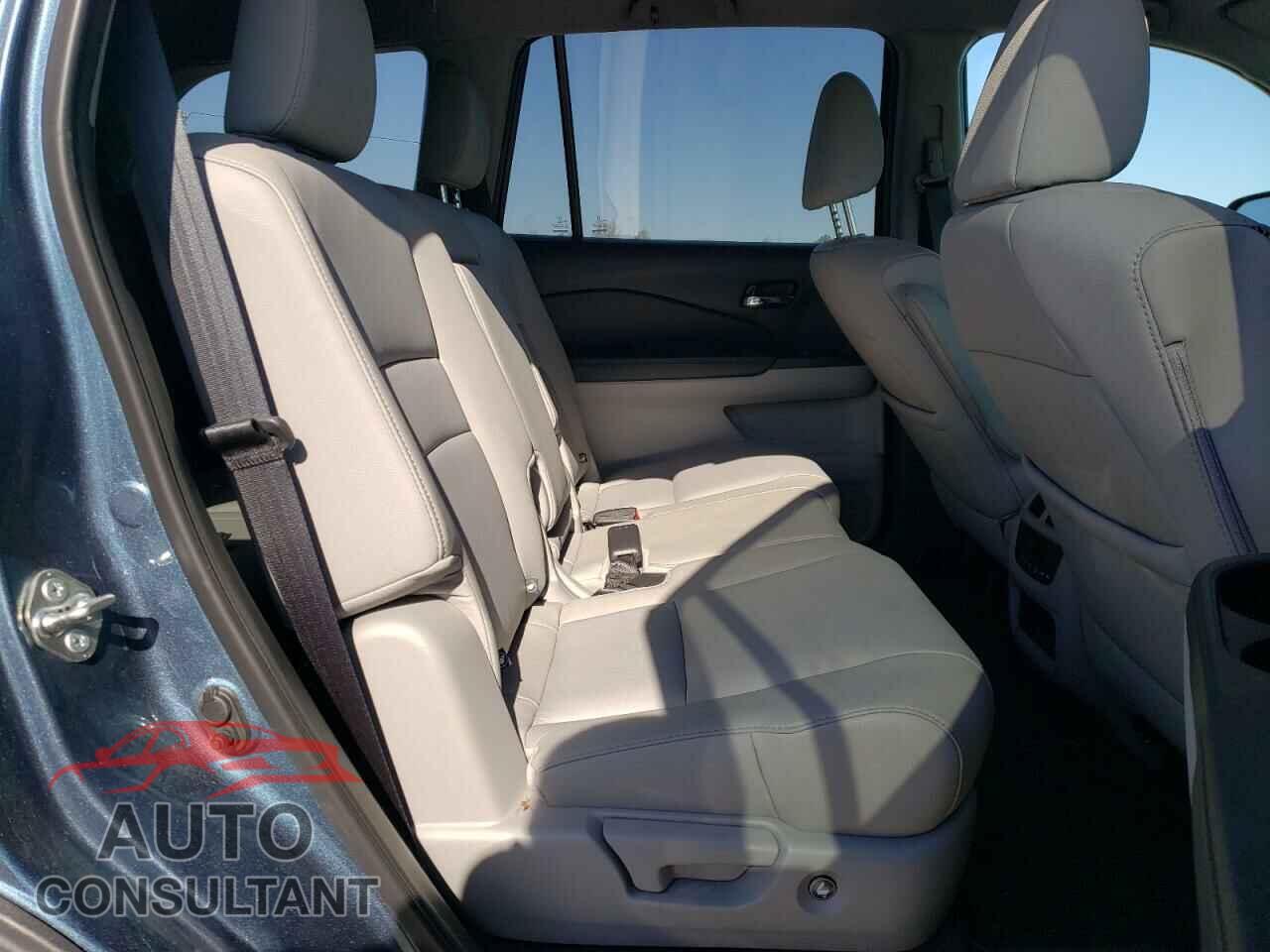HONDA PILOT 2017 - 5FNYF6H72HB063569