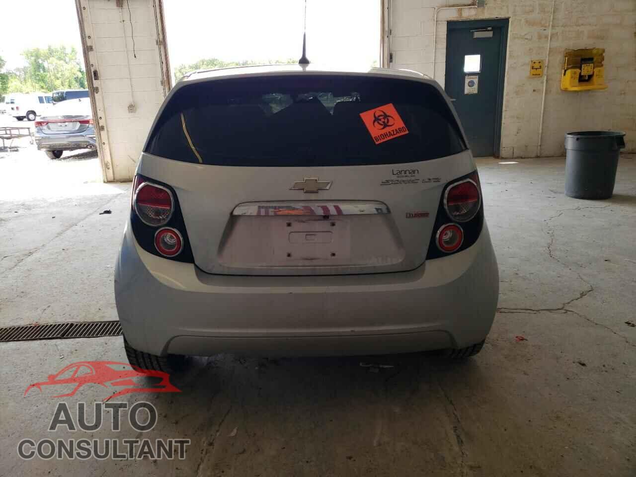 CHEVROLET SONIC 2014 - 1G1JE6SB2E4200345