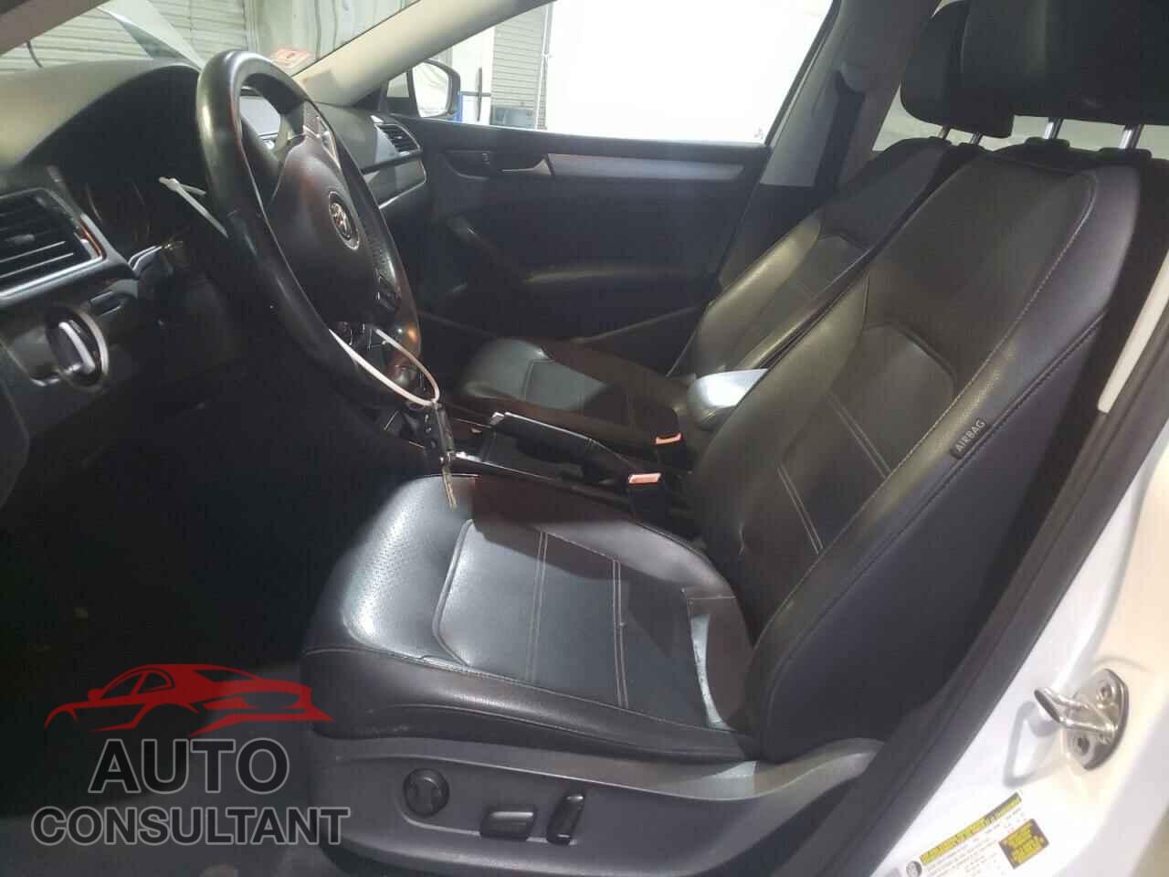 VOLKSWAGEN PASSAT 2015 - 1VWAT7A33FC082226