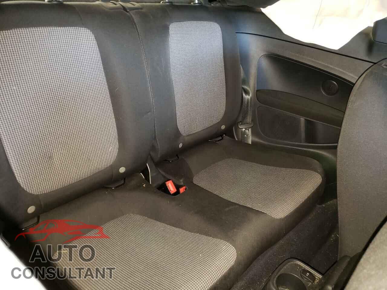 VOLKSWAGEN BEETLE 2019 - 3VWFD7AT2KM707193