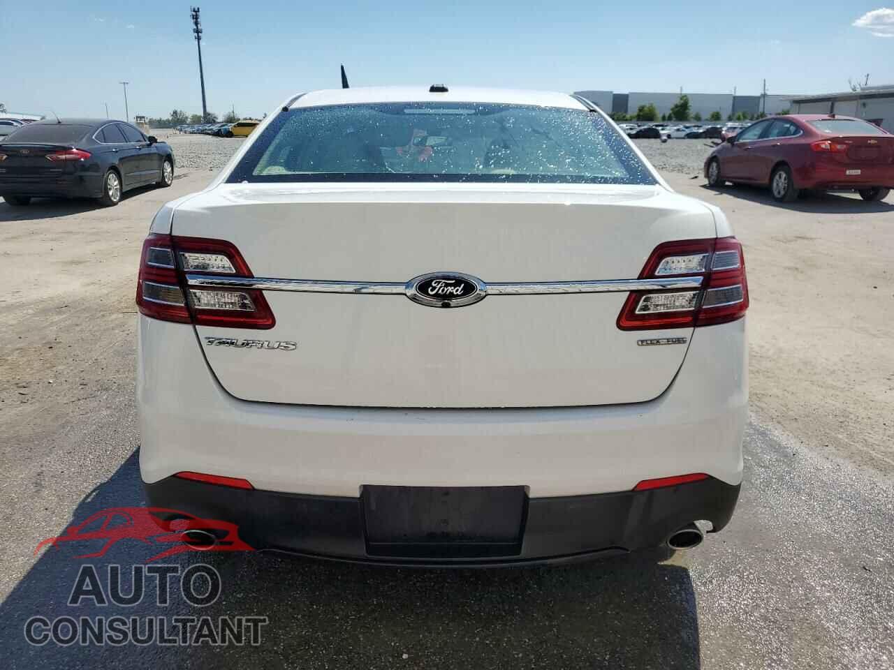 FORD TAURUS 2018 - 1FAHP2D8XJG106352