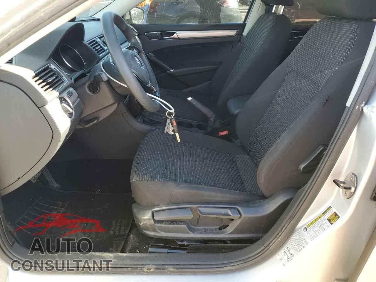 VOLKSWAGEN PASSAT 2017 - 1VWAT7A34HC016979