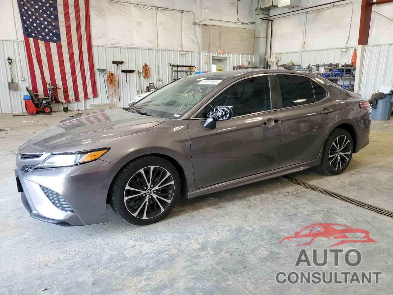 TOYOTA CAMRY 2018 - 4T1B11HK1JU114225