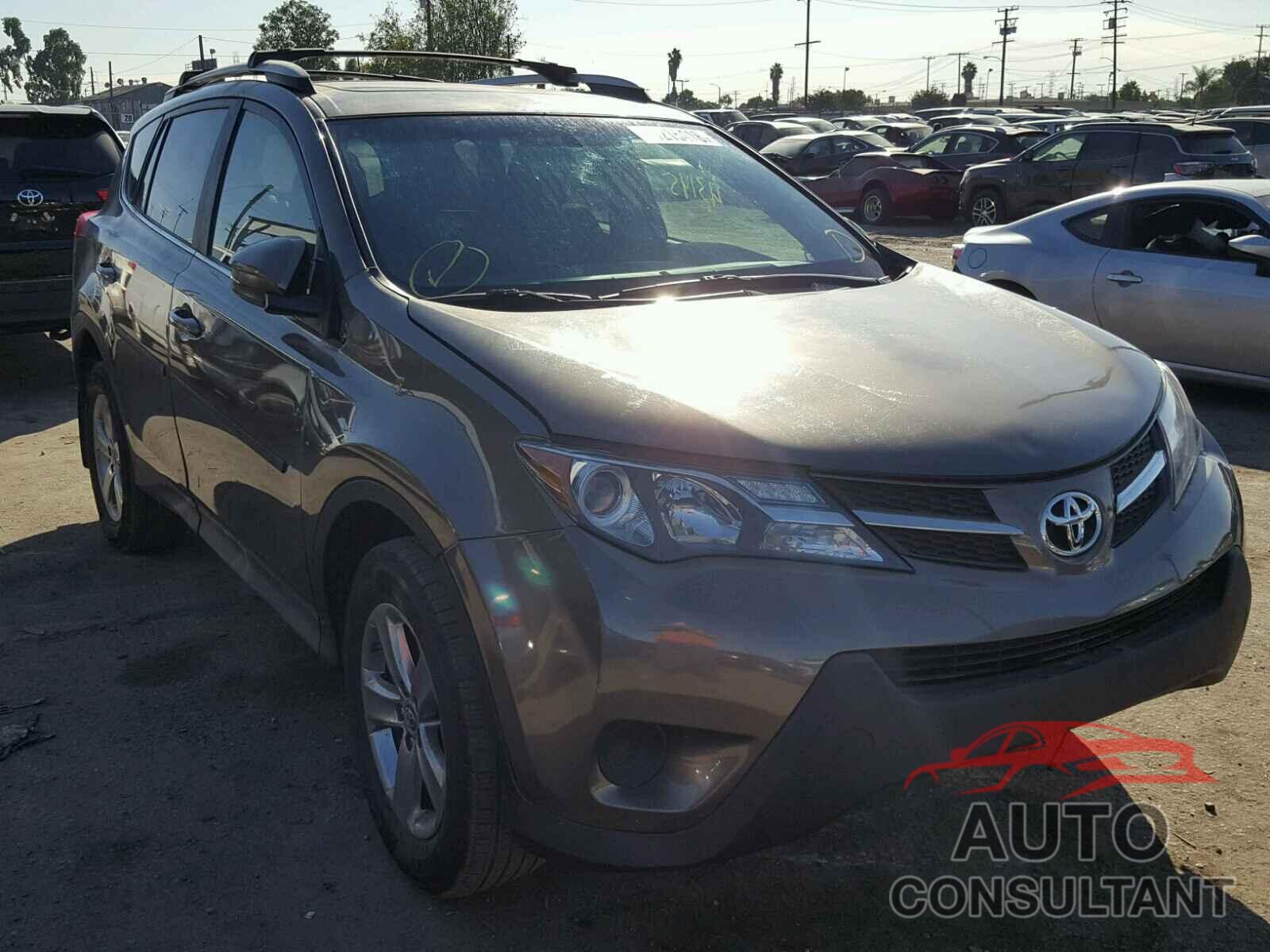 TOYOTA RAV4 XLE 2015 - JTMRFREV5FD151271