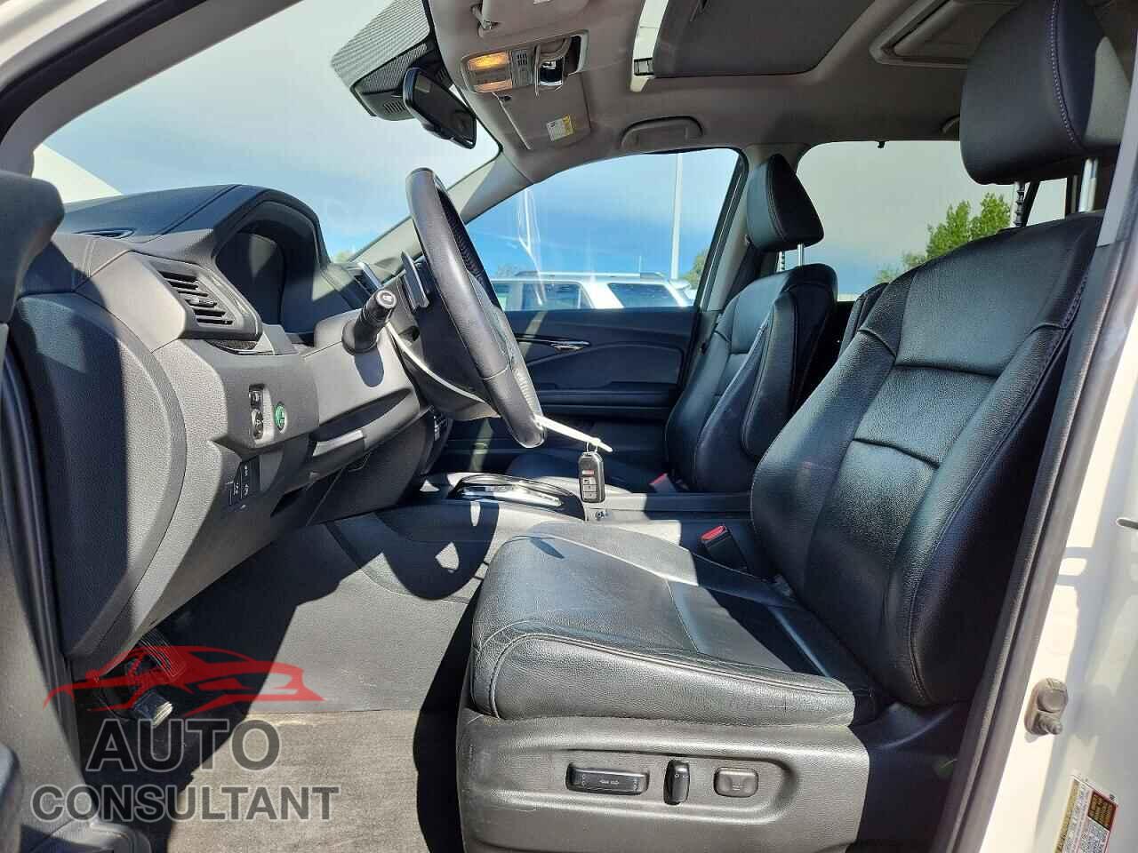 HONDA PILOT 2017 - 5FNYF6H99HB076546