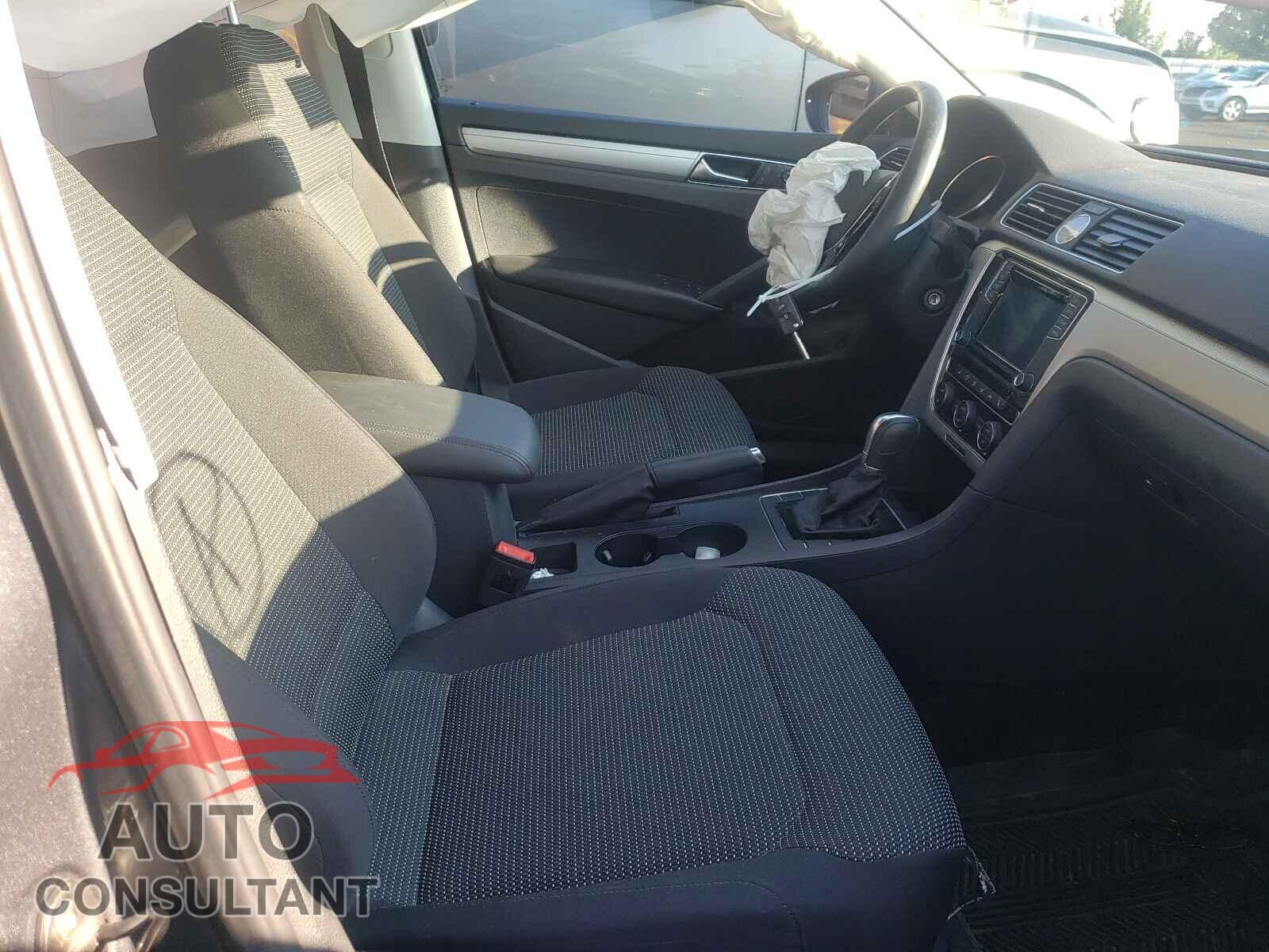 VOLKSWAGEN PASSAT 2017 - 1VWAT7A3XHC002052