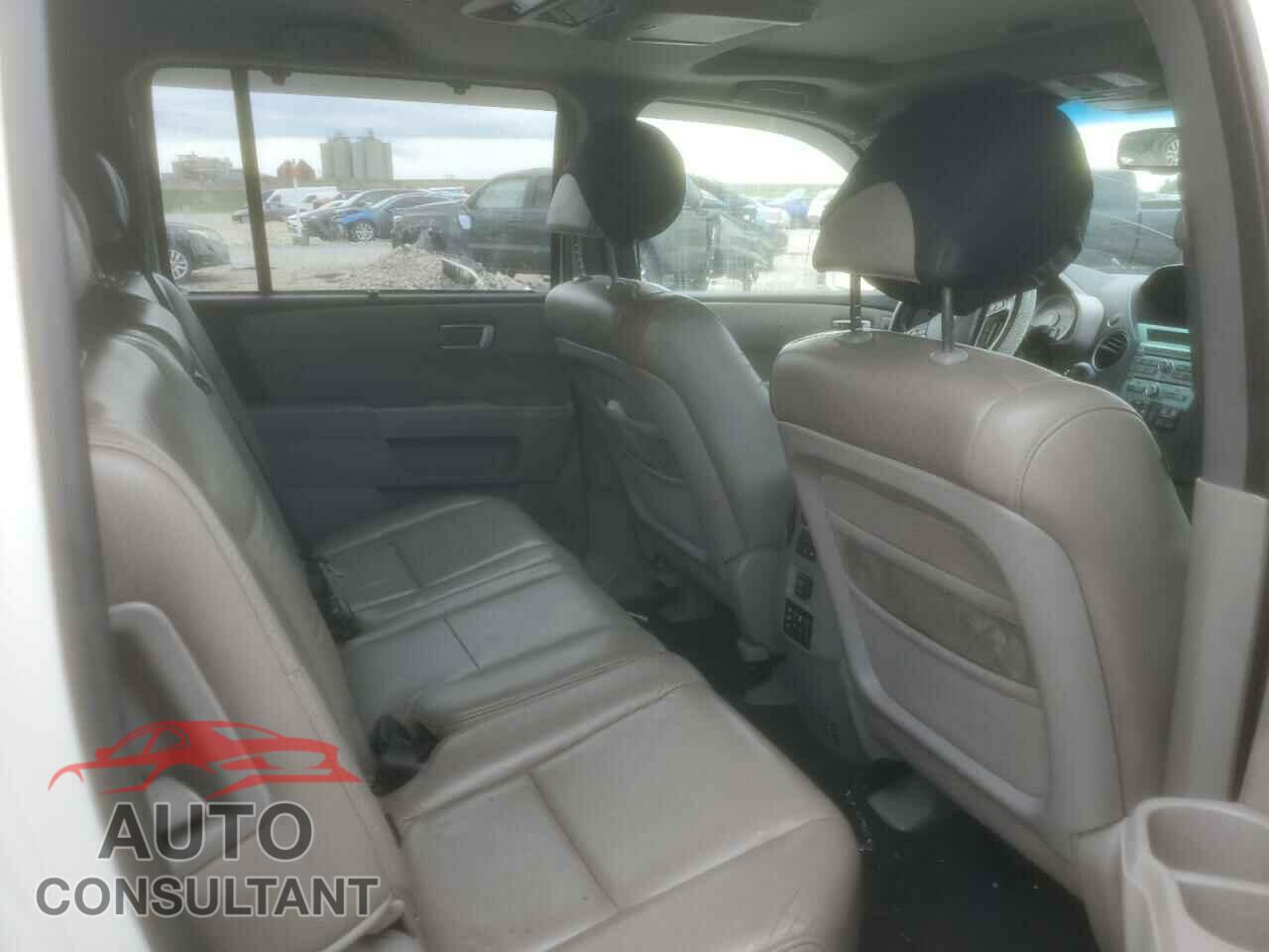 HONDA PILOT 2011 - 5FNYF3H96BB027228