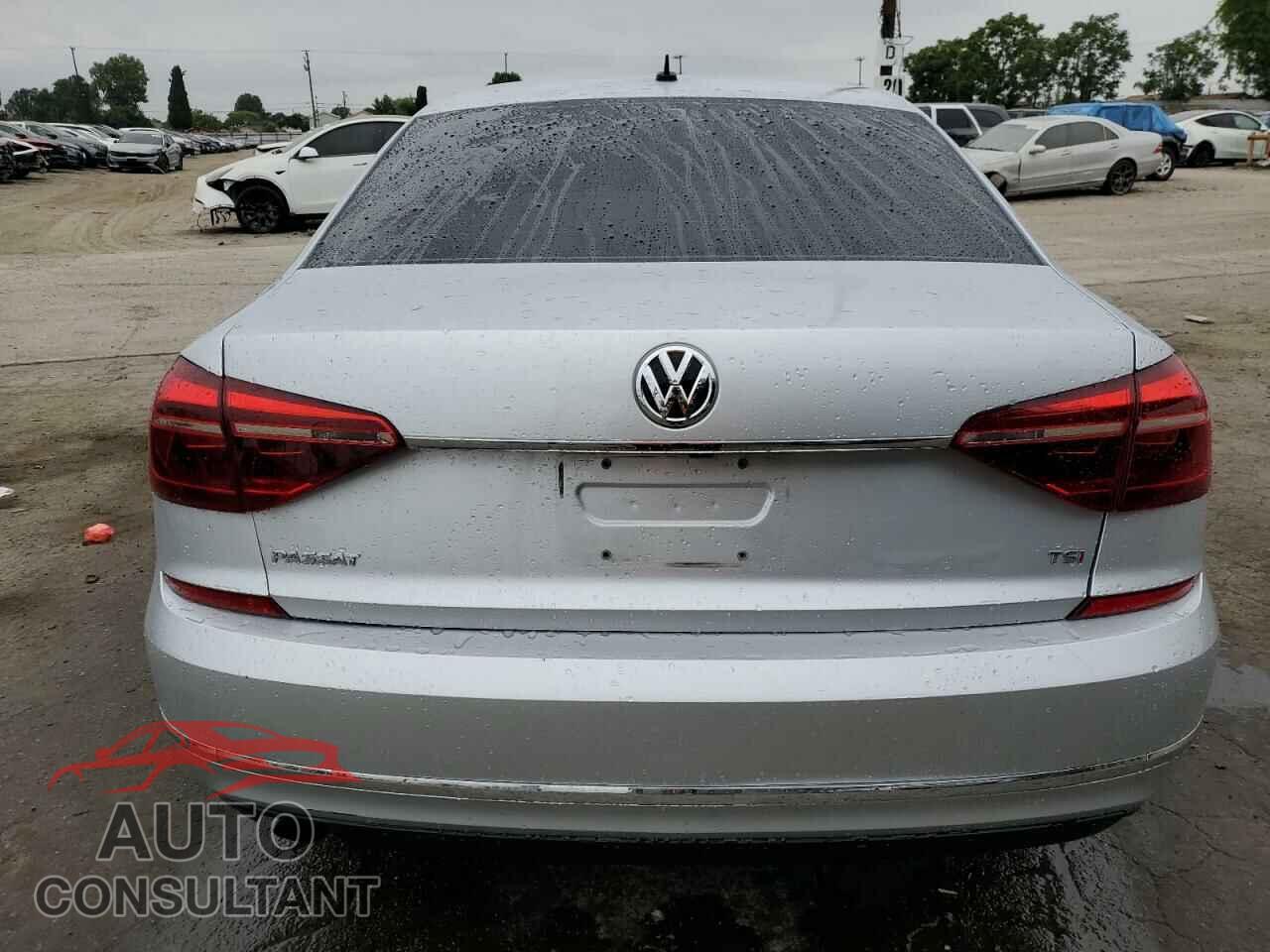 VOLKSWAGEN PASSAT 2017 - 1VWAT7A32HC059233