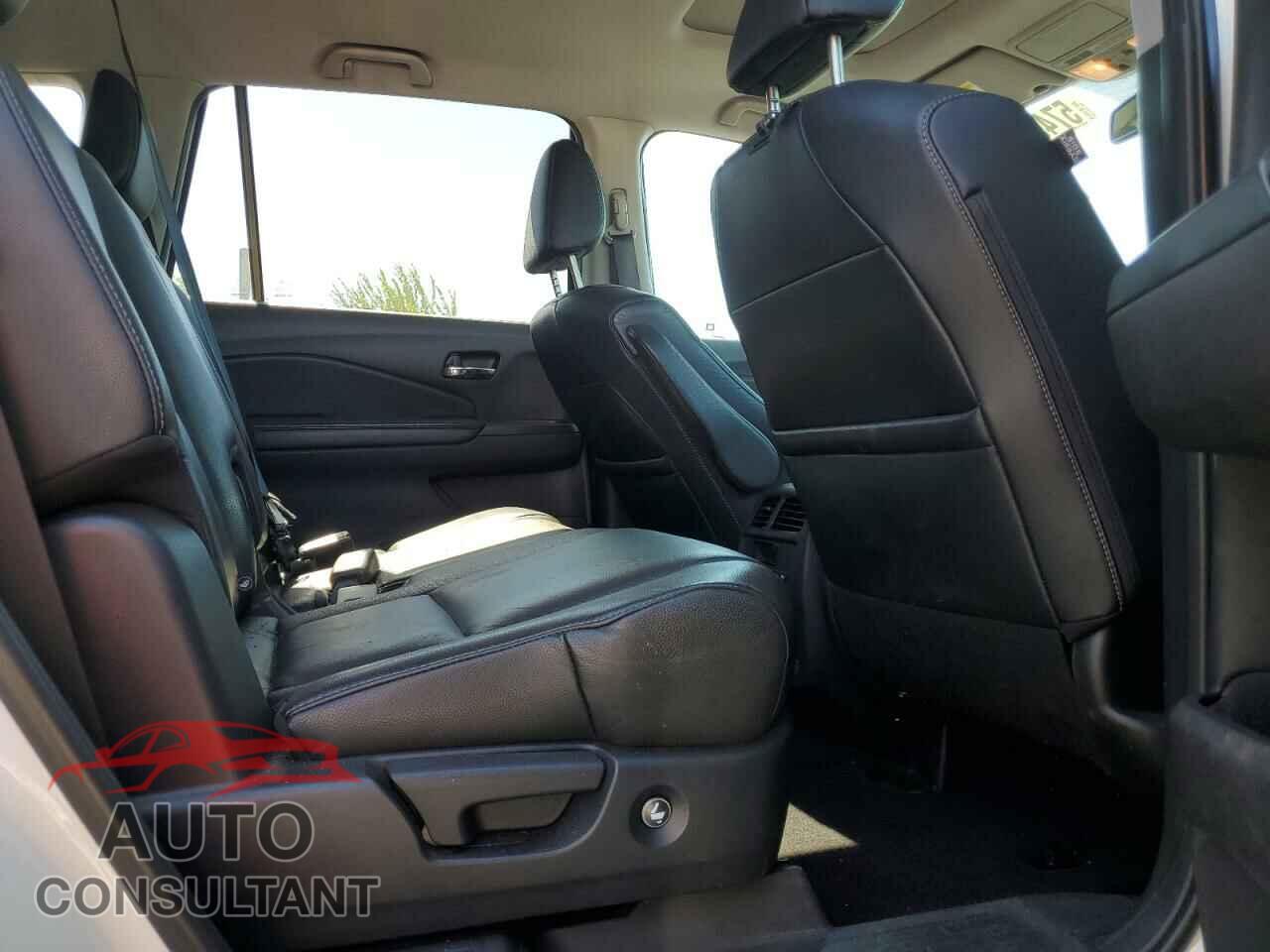 HONDA PILOT 2017 - 5FNYF6H61HB084548