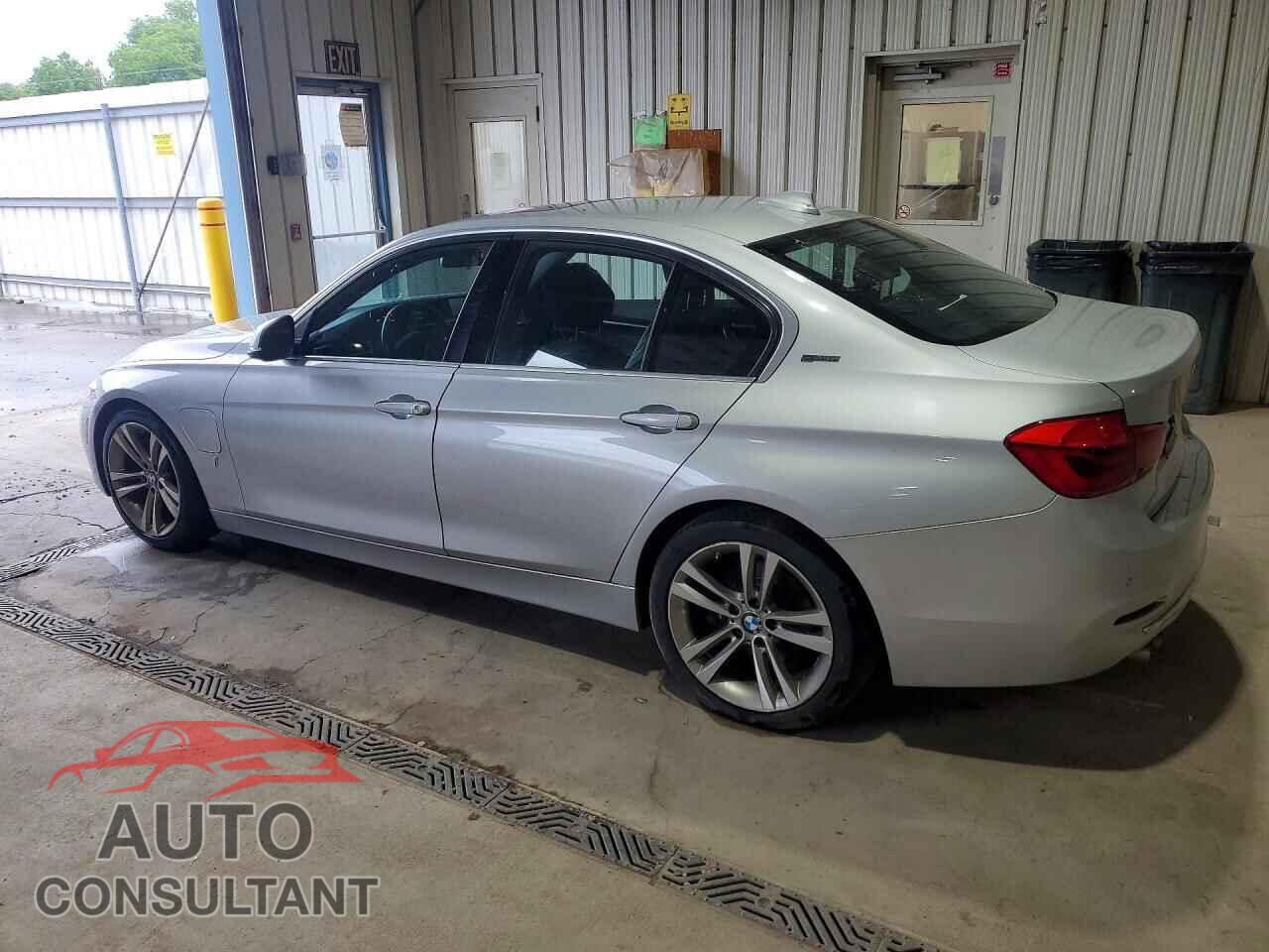 BMW 3 SERIES 2017 - WBA8E1C50HK480443