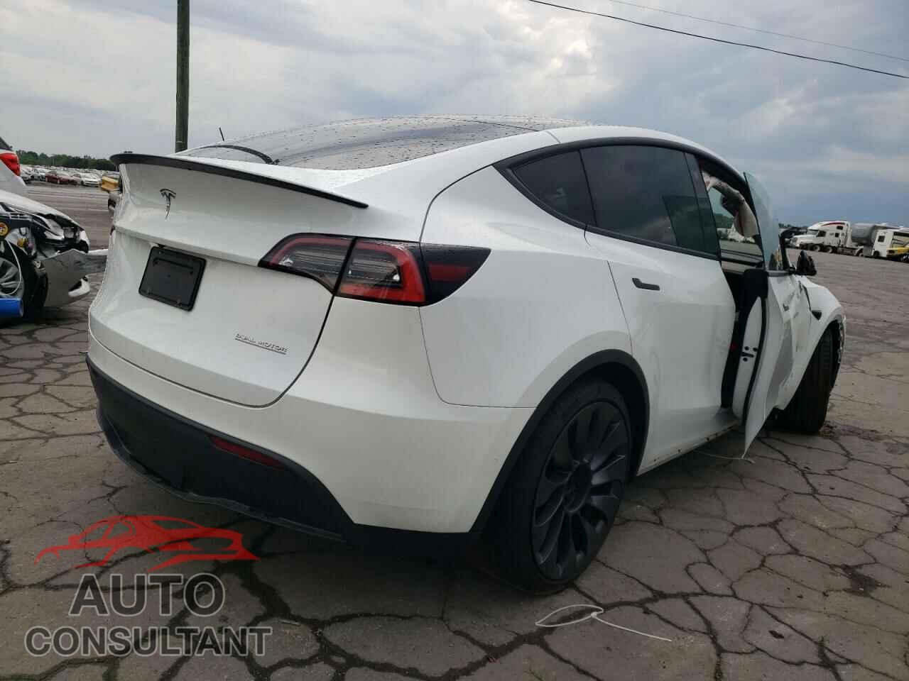 TESLA MODEL Y 2021 - 5YJYGDEF2MF124460