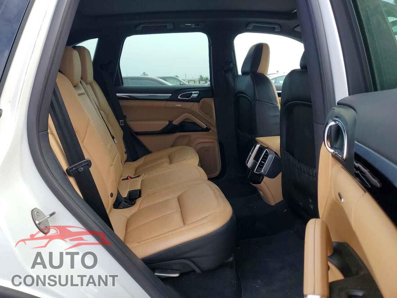 PORSCHE CAYENNE 2016 - WP1AF2A24GKA41193