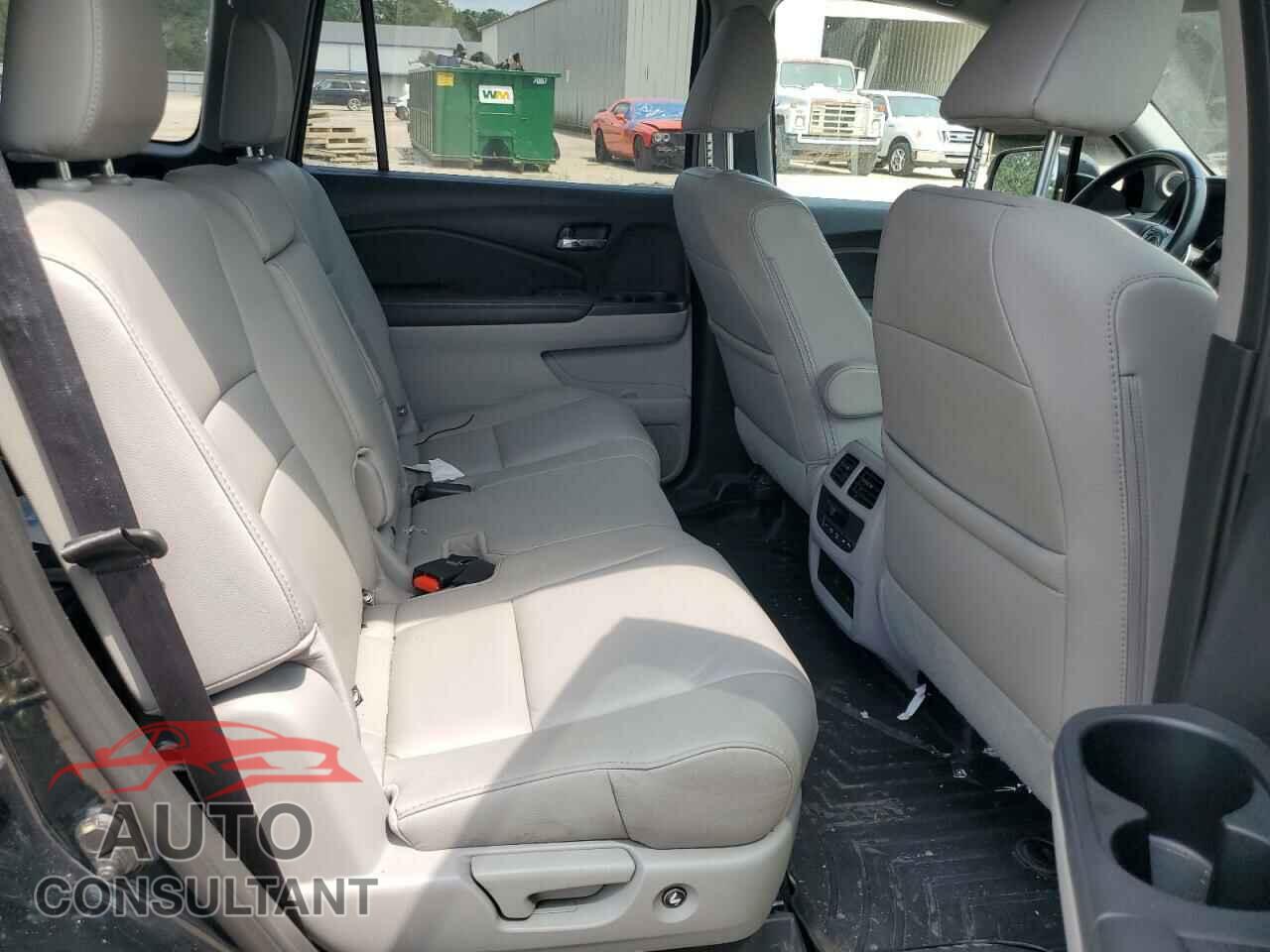 HONDA PILOT 2017 - 5FNYF5H59HB005760