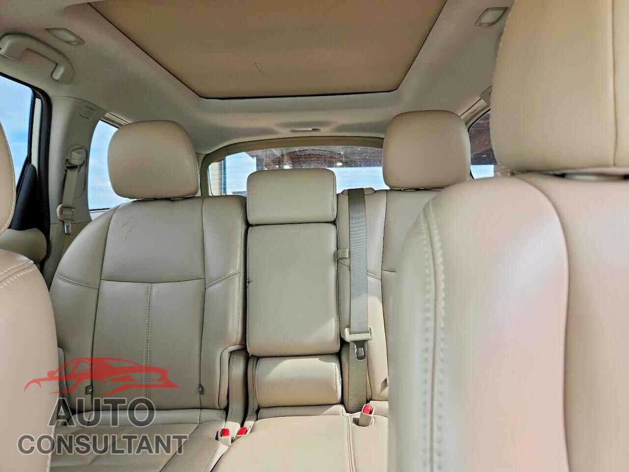 NISSAN PATHFINDER 2017 - 5N1DR2MN8HC656770