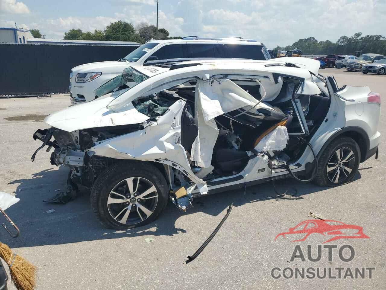 TOYOTA RAV4 2017 - JTMRFREV4HJ137155