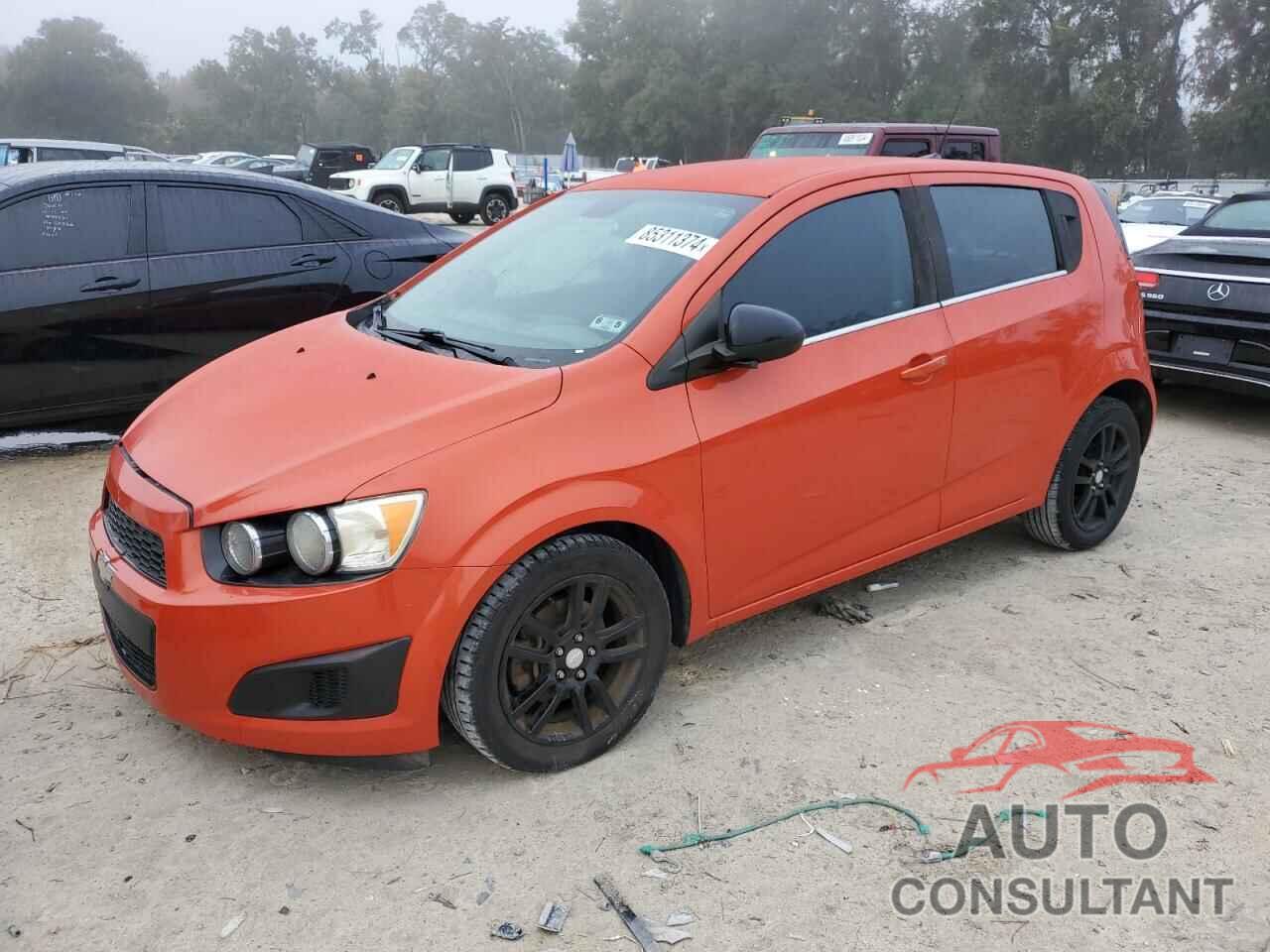 CHEVROLET SONIC 2013 - 1G1JC6SB1D4228755