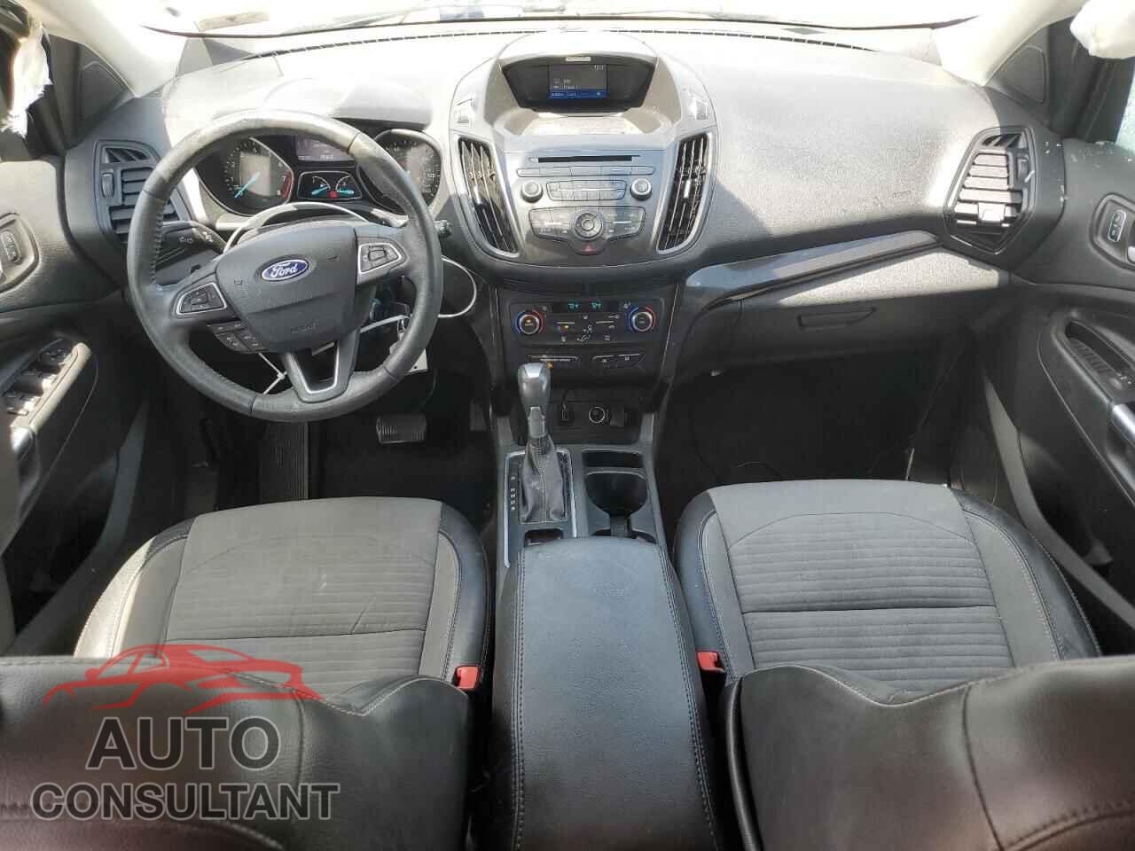 FORD ESCAPE 2017 - 1FMCU0GD4HUC63070