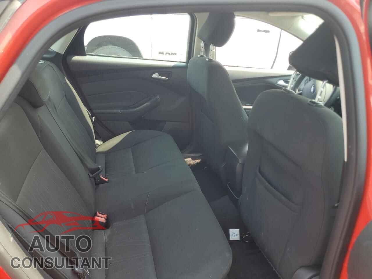 FORD FOCUS 2015 - 1FADP3F29FL371744