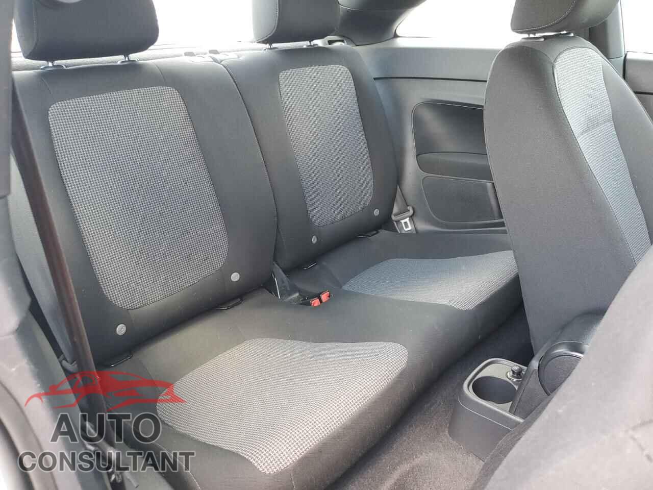 VOLKSWAGEN BEETLE 2018 - 3VWFD7AT0JM703383