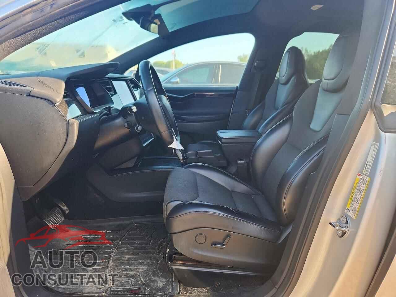 TESLA MODEL X 2018 - 5YJXCAE21JF102111