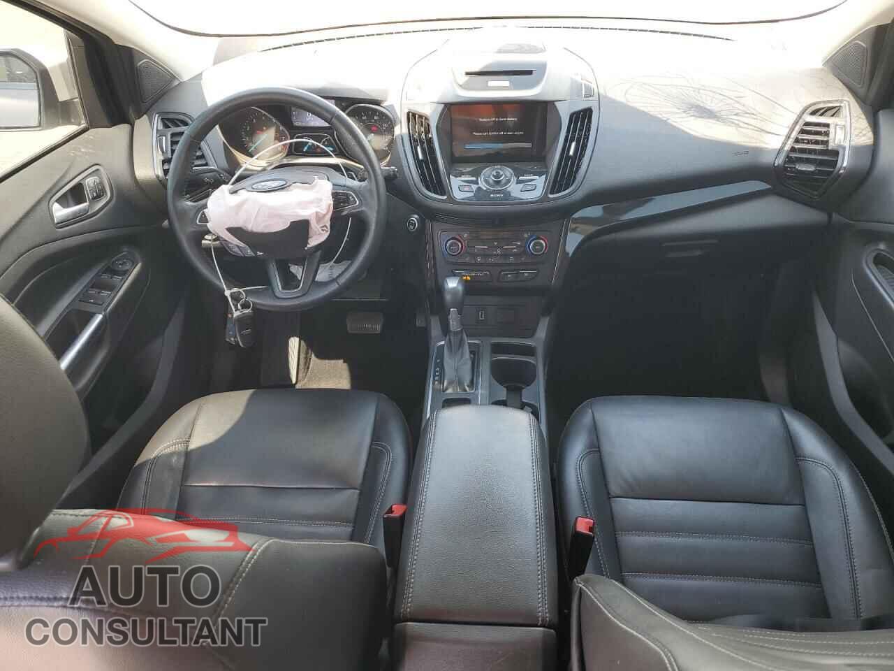 FORD ESCAPE 2017 - 1FMCU9J90HUE16083