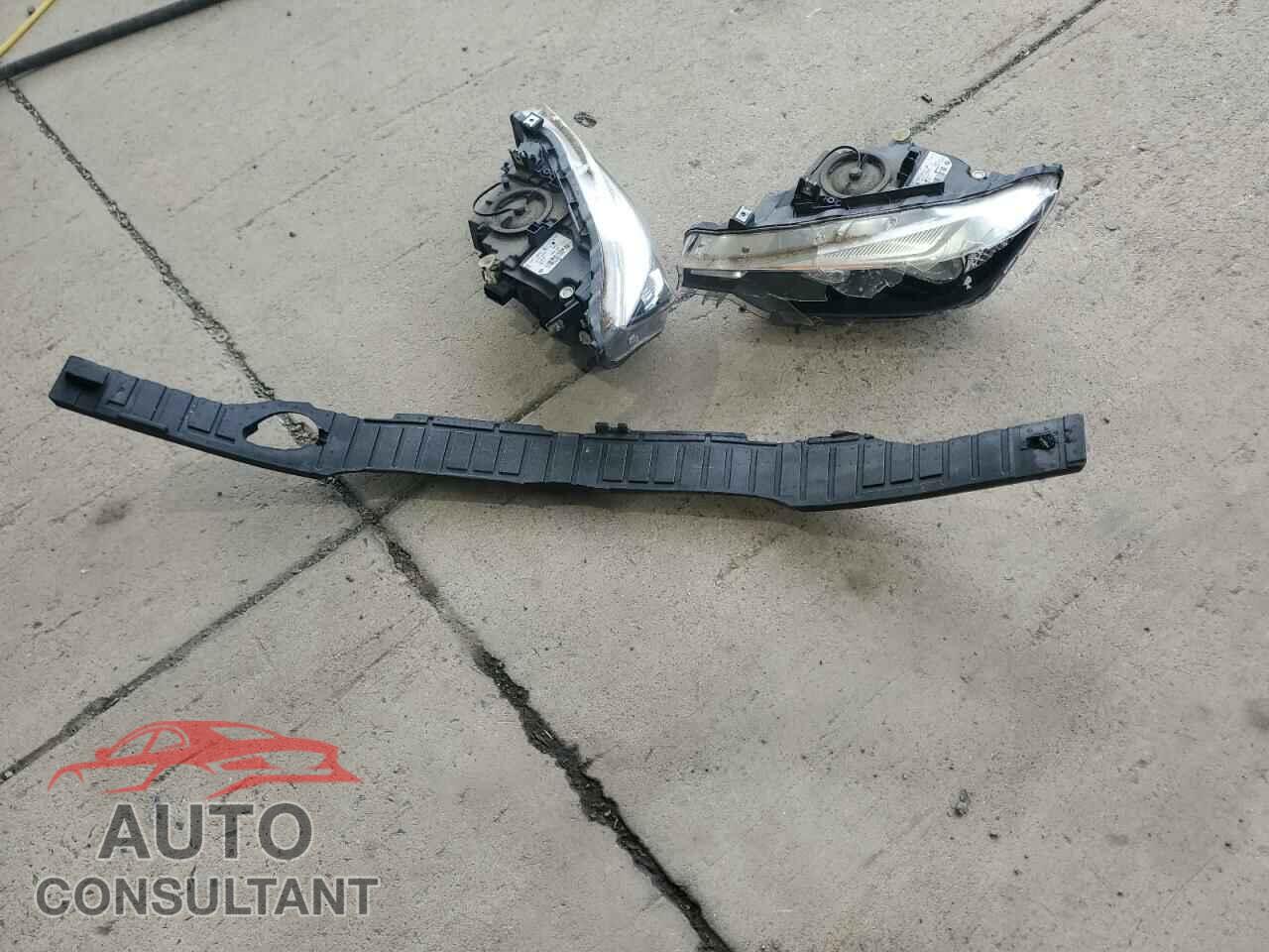 BMW 3 SERIES 2017 - WBA8E5G50HNU22428