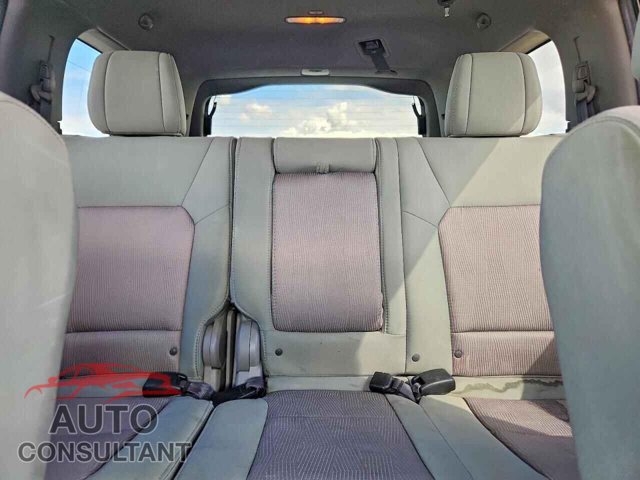 HONDA PILOT 2015 - 5FNYF4H37FB011093