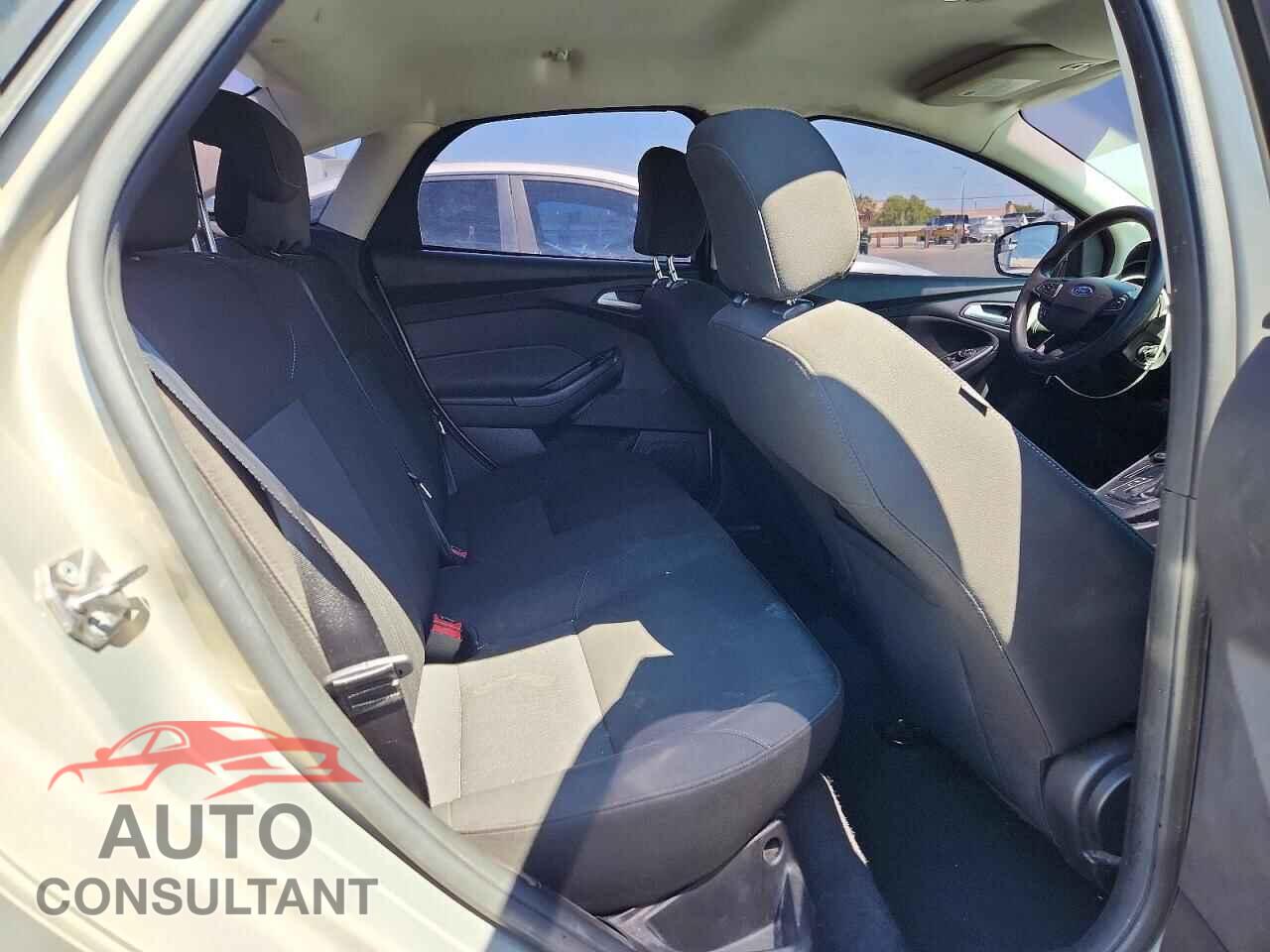 FORD FOCUS 2015 - 1FADP3F28FL204520