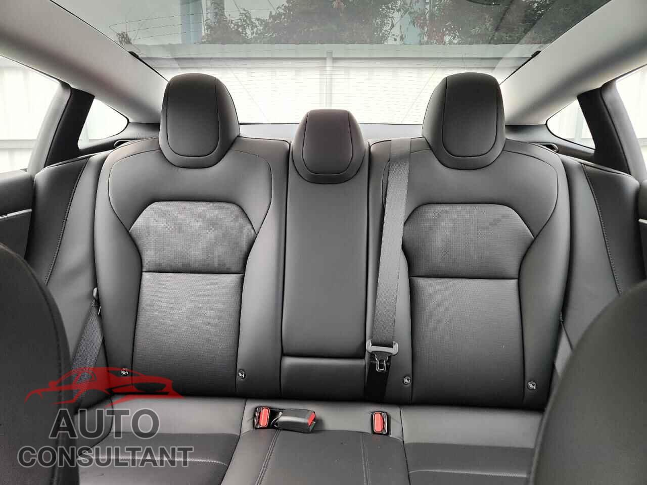 TESLA MODEL 3 2025 - 5YJ3E1EB8SF882845