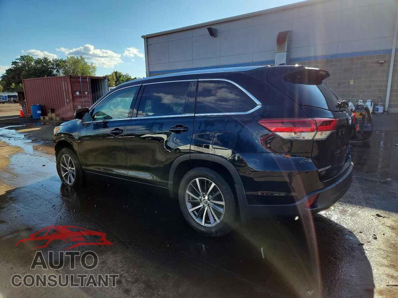 TOYOTA HIGHLANDER 2018 - 5TDJZRFH0JS557792